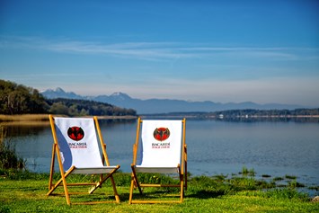 Campingplatz: Liegestühle mit Blick über den See auf die Berge - Camping Stein