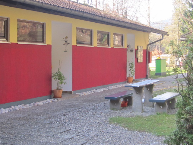 Campingplätze - Separater Gruppen- und Jugendstellplatz - Oberbayern - Sanitärgebäude - Camping Staufeneck