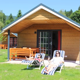 Campingplatz: Relaxen vor dem Alpen-Chalet - Camping-Resort Allweglehen
