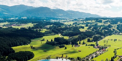 Campingplätze - Bayern - Luftaufnahme vom Camping Zeh am See mit dem Niedersonthofener See und den Allgäuer Alpen im Hintergrund. - Camping Zeh am See/ Allgäu