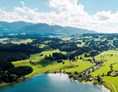 Campingplatz: Luftaufnahme vom Camping Zeh am See mit dem Niedersonthofener See und den Allgäuer Alpen im Hintergrund. - Camping Zeh am See/ Allgäu