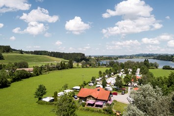 Campingplatz: Luftaufnahme vom Camping Zeh am See mit unserer Sonnenterrasse vom Campingstüble/Kiosk. - Camping Zeh am See/ Allgäu