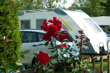 Campingplatz: Auf unseren Wohnwagenstellplätzen findet auch stets Ihr Auto mit Platz. - Camping Zeh am See/ Allgäu