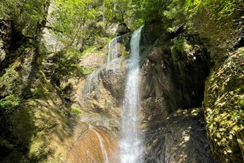 Campingplatz: Unser Dorf Niedersonthofen hat einen eigenen wunderschönen Wasserfall. Sie können direkt vom Campingplatz aus dorthin wandern.  - Camping Zeh am See/ Allgäu