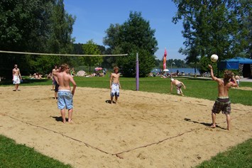Campingplatz: Auch einen Beachvolleyballplatz finden Sie am Badeplatz.  - Camping Zeh am See/ Allgäu