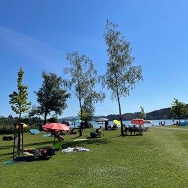 Campingplatz: Der Badeplatz lädt zum Verweilen ein und das Wasser sorgt für eine frische Abkühlung.  - Camping Zeh am See/ Allgäu