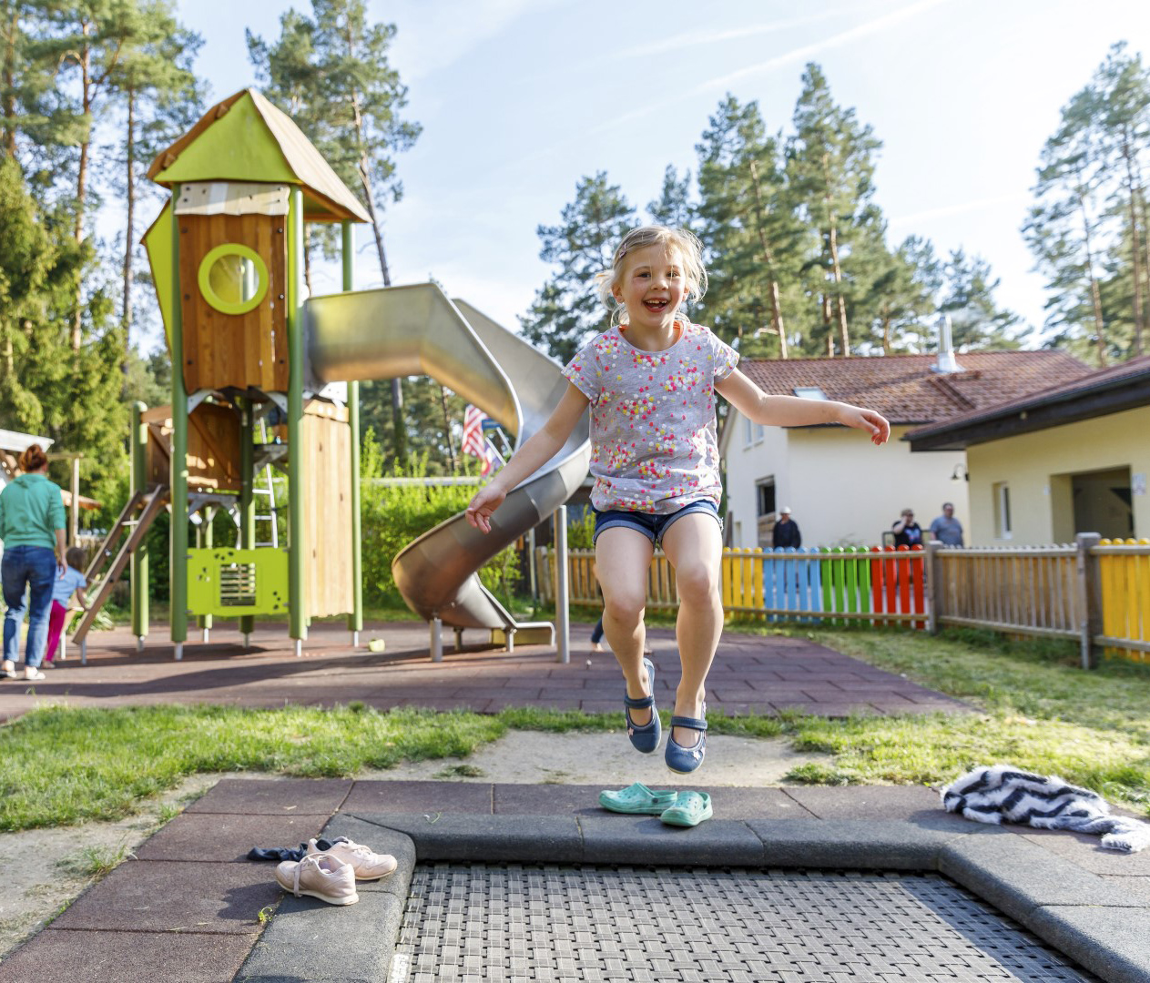 Campingplatz: Für Kinder haben wir unseren Spielplatz. Dieser liegt zentral auf dem Campingplatz.  - Camping Waldsee