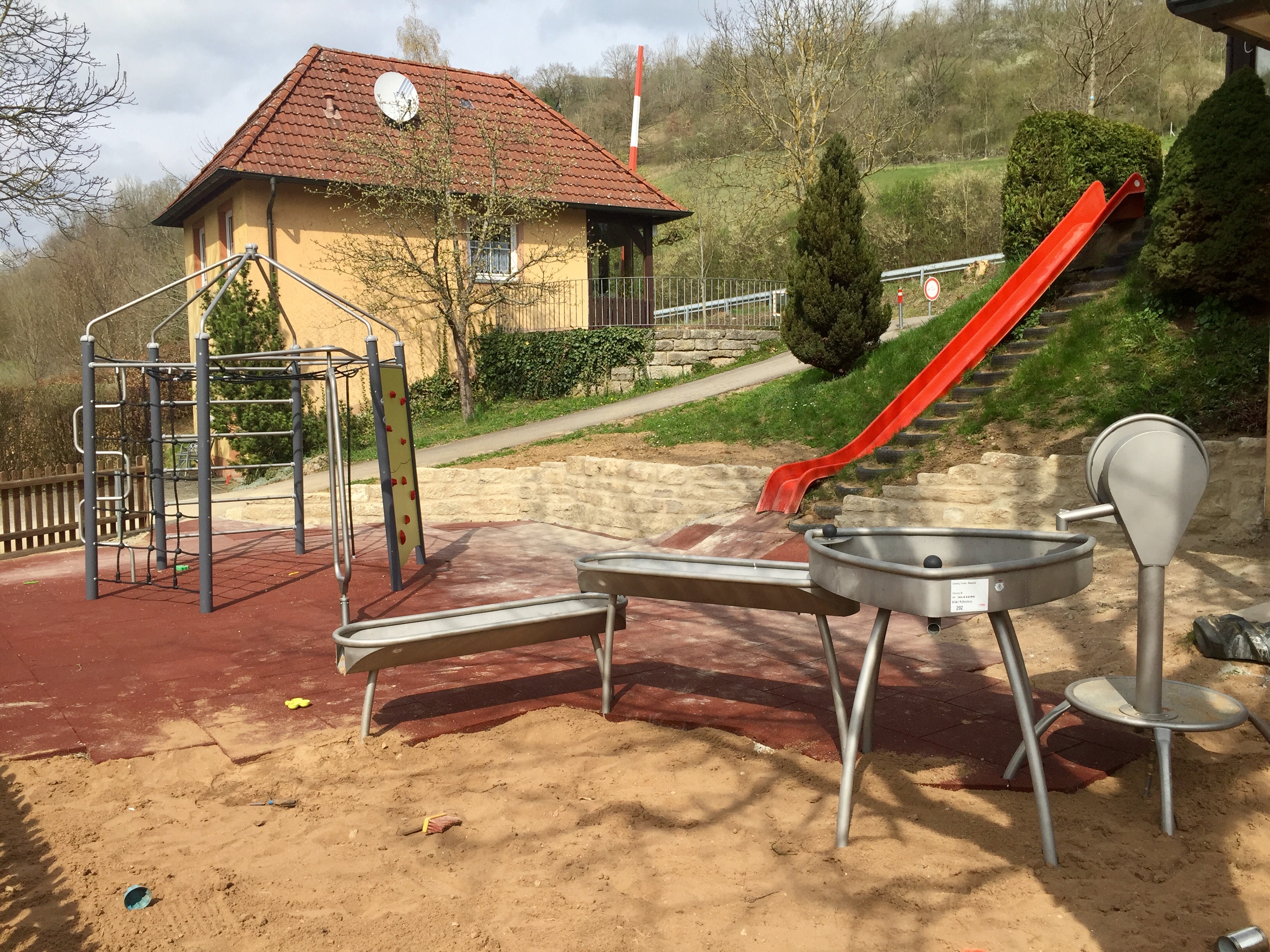 Campingplatz: Spielplatz und Rezeptionsgebäude - Camping Tauberromantik
