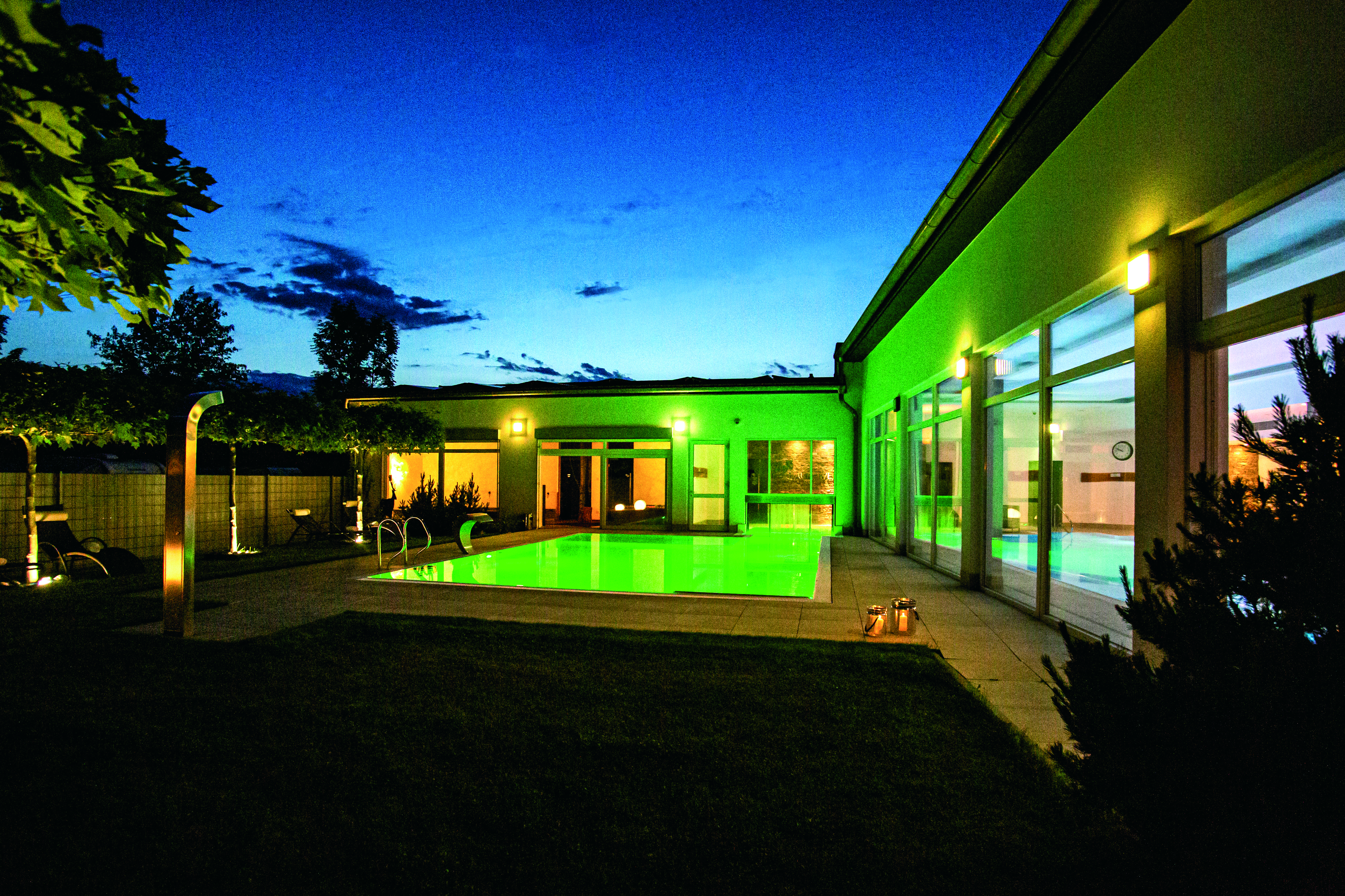 Campingplatz: Thermal-Außenbecken bei Nacht - Kur- und Feriencamping Max 1