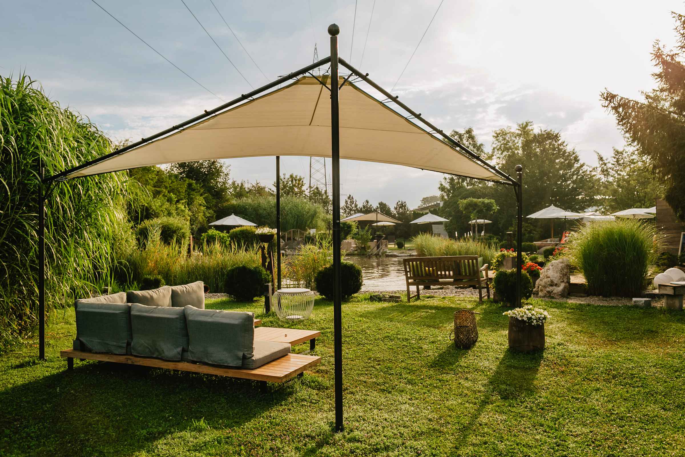 Campingplatz: Liegewiese vor dem Naturbadesee - Kur- und Feriencamping Max 1