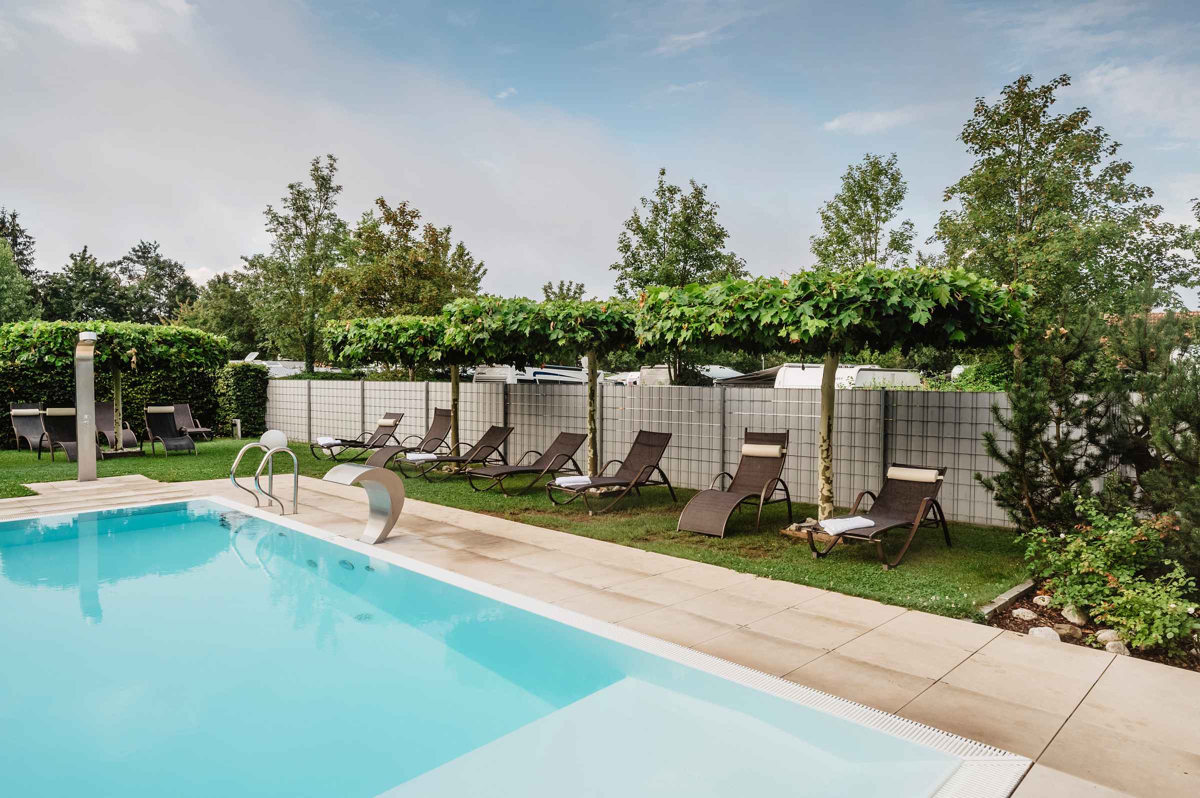 Campingplatz: Thermal-Außenbecken mit Liegewiese - Kur- und Feriencamping Max 1