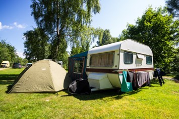 Campingplatz: Terassen für größere Fahrzeuge - Anderswo Camp