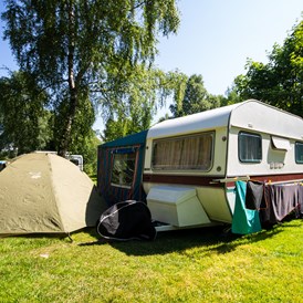 Campingplatz: Terassen für größere Fahrzeuge - Anderswo Camp