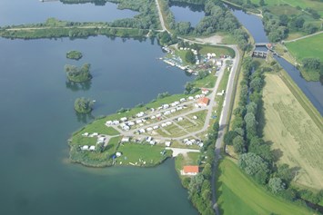 Campingplatz: Blick von oben - See Camping Günztal