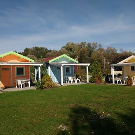 Campingplatz: bunte Trekkinghütten zum Mieten in drei größen - See Camping Günztal