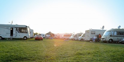 Campingplätze - Wohnwagenstellplatz vor der Schranke - Deutschland - Mohrenhof Franken / Mohrencamp