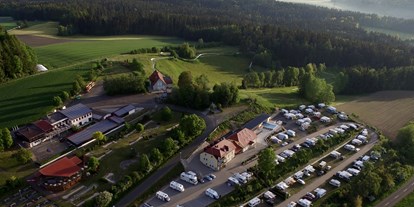 Campingplätze - Reisemobilstellplatz vor der Schranke - Bayern - Panorama & Wellness-Campingplatz Großbüchlberg