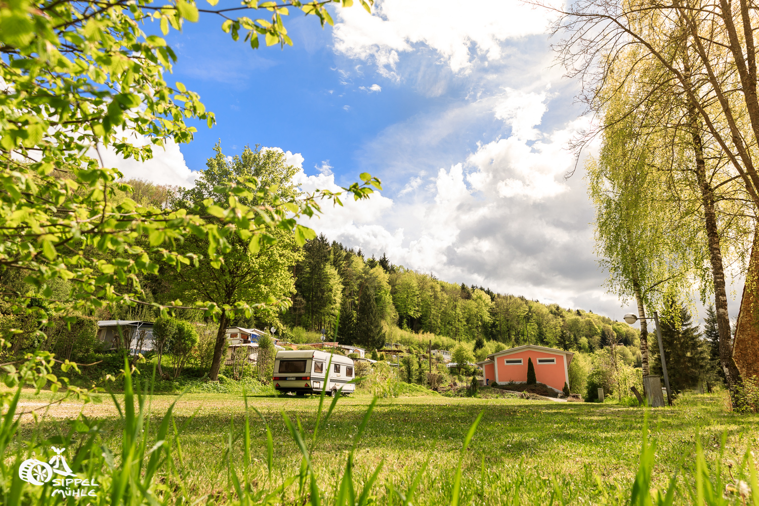 Campingplätze - Auto am Stellplatz - Deining - Campingplatz Sippelmühle