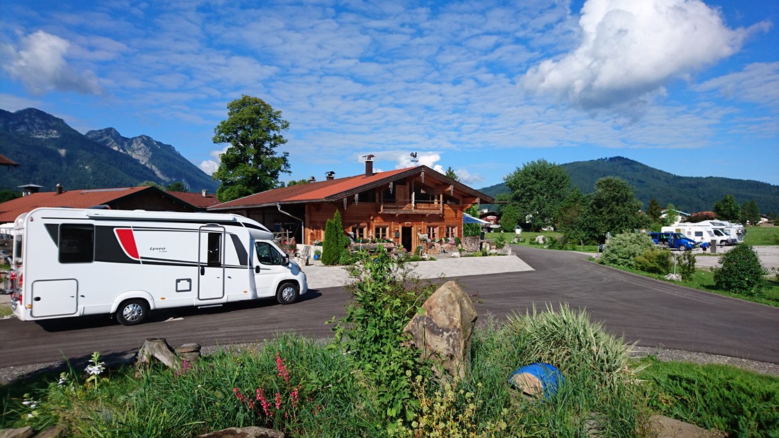 Campingplatz: Rezeption mit Einfahrtsbereich  - Camping Lindlbauer