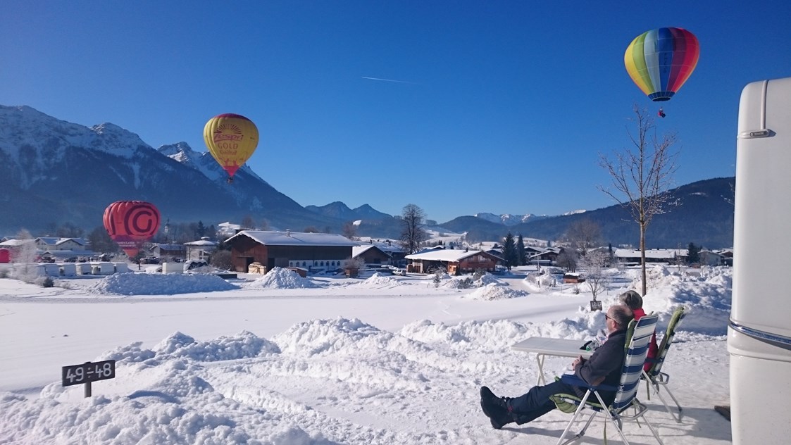 Campingplatz: Panoramaplatz mit Blick auf die Berge im Winter während der Ballonwoche  - Camping Lindlbauer