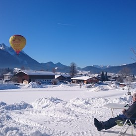 Campingplatz: Panoramaplatz mit Blick auf die Berge im Winter während der Ballonwoche  - Camping Lindlbauer