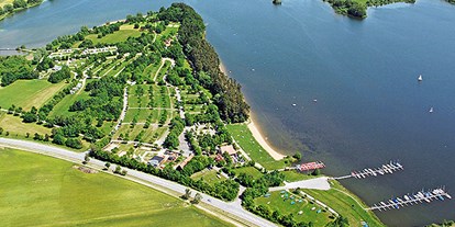 Campingplätze - Klassifizierung (z.B. Sterne): Vier - Franken - Reisemobilhafen auf der Badehalbinsel Absberg