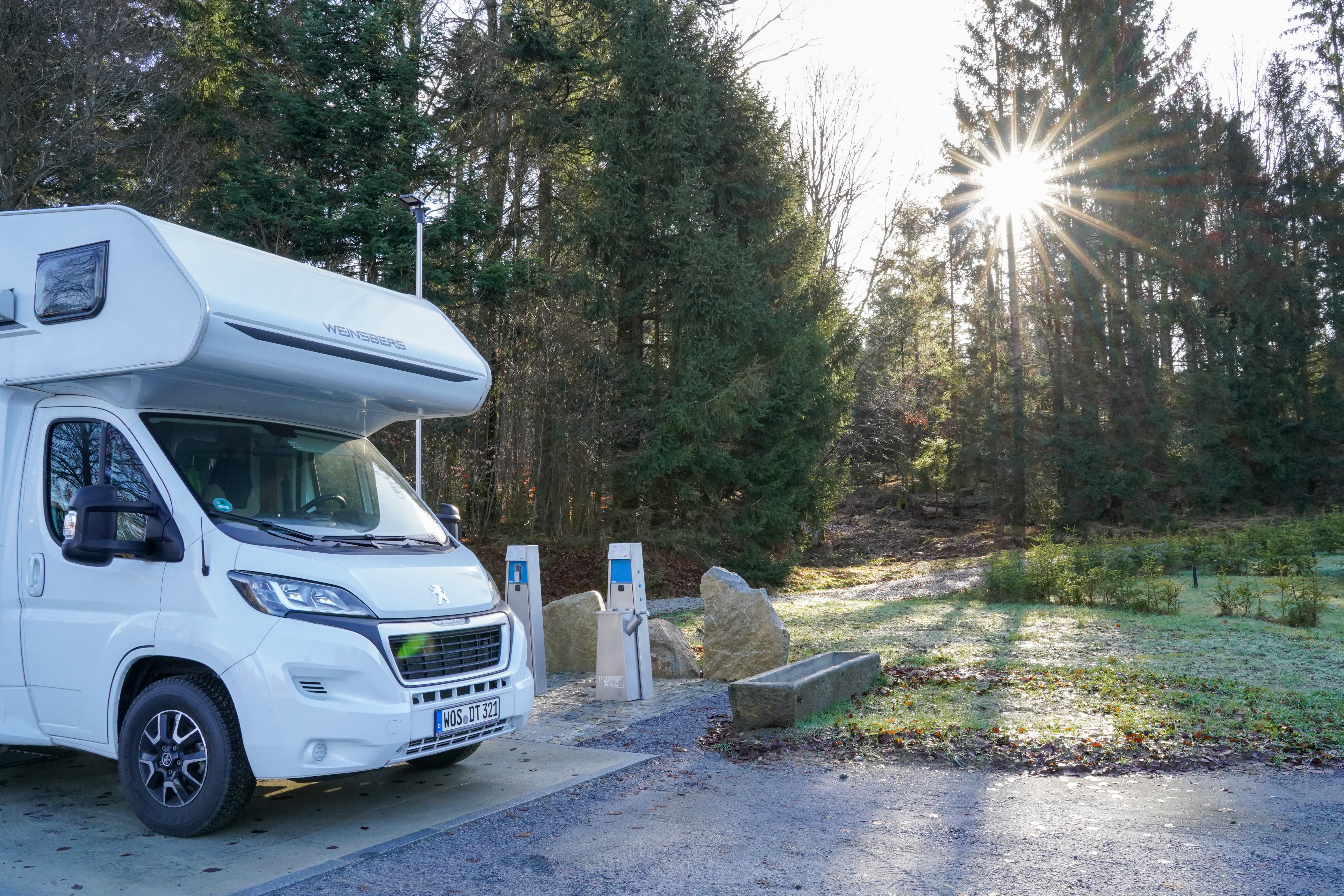Campingplatz: Wohnmobil bei der Grauwasserentleerung und Servicestation am Wohnmobilhafen - Camping Resort Bayerwald